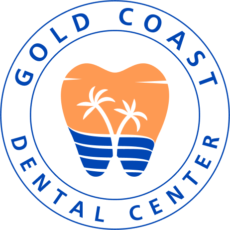 Логотип Gold Coast Dental Center: зуб с пальмами и волнами внутри синего круга.