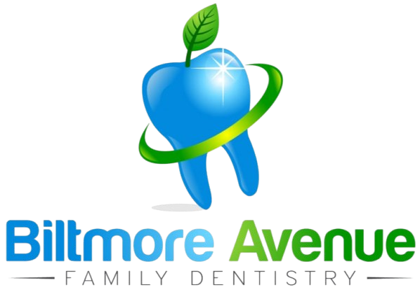Синий зуб с зеленым листом и росчерком над текстом Biltmore Avenue Family Dentistry.